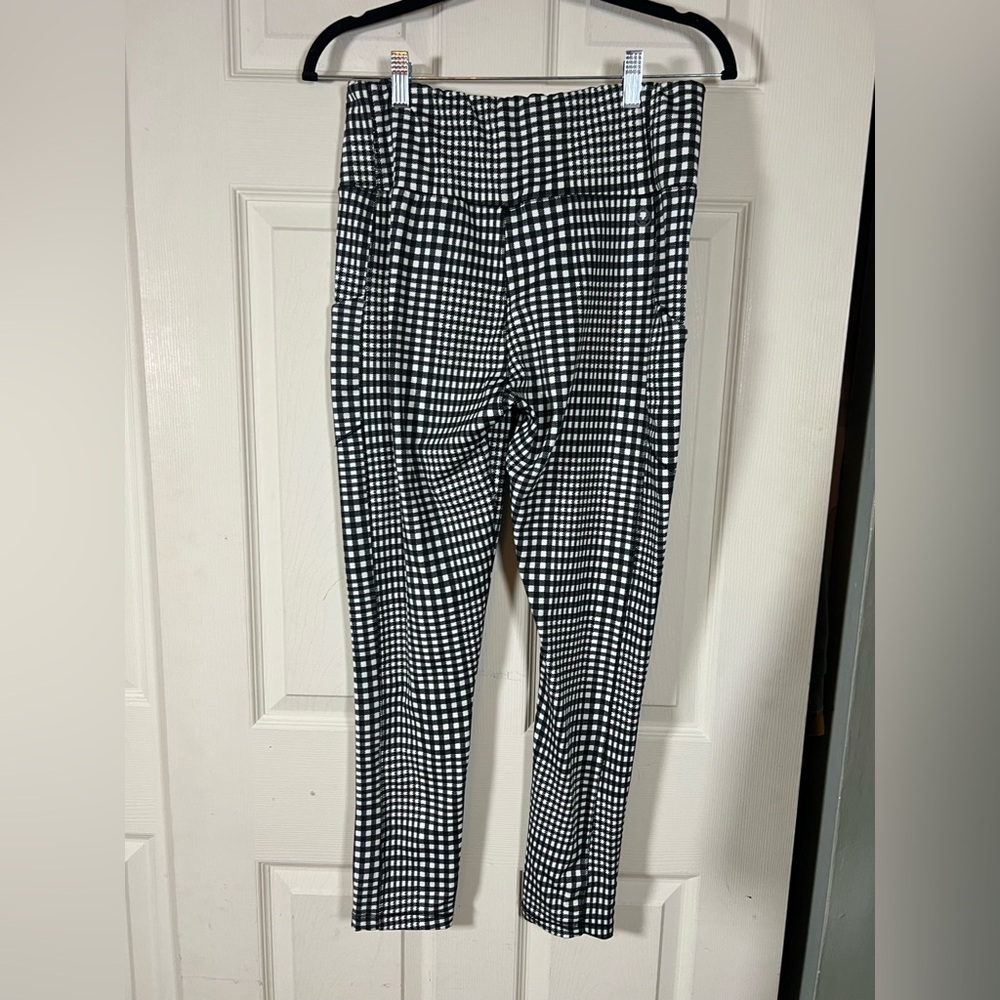 Tasc from Wantable Sports Bra and 7/8 Leggings Set, Checkered, pockets, XL - Picture 8 of 9